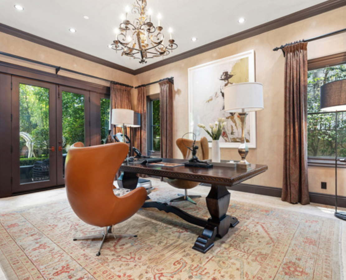 La mansión de Beverly Hills de Britney Spears. Perfecto para aquellos que trabajan en casa es este despacho situado en la planta inferior. En su interior destaca su mesa de madera oscura y dos sillos Egg diseñadas por Arne Jacobsen. La sala tiene salida directa al jardín y grandes ventanales, lo que le aporta gran luminosidad.