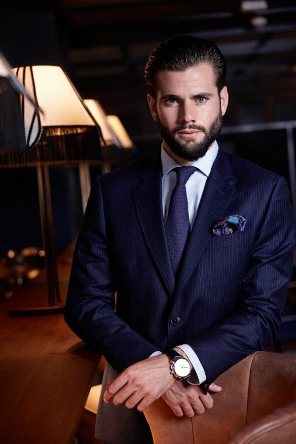 Traje, camisa, corbata y pañuelo de Hackett y reloj de Montblanc.