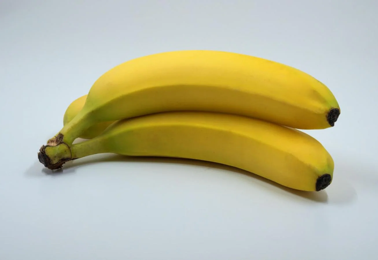 Plátano. El <a href="https://www.abc.es/bienestar/alimentacion/abci-platano-201909301308_noticia.html" target="_blank">plátano </a>es una fruta que puede resultar idónea para comer entre horas. Además de su aporte energético y de ser fuente de vitaminas y minerales, cuenta con 3,4 gramos de fibra por cada 100.