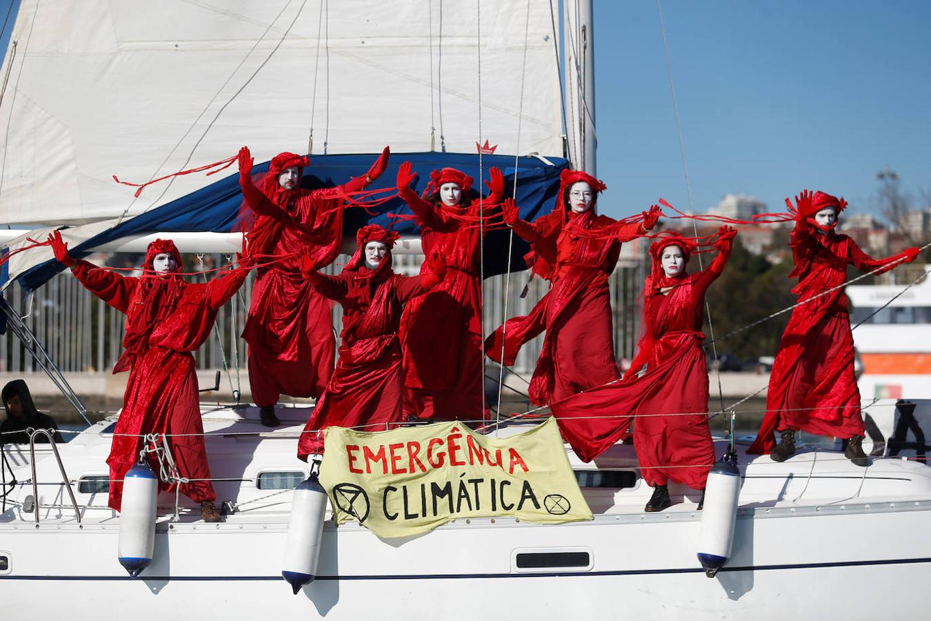 Un barco con activistas de Extinction Rebelion vestidos con trajes rojos y pancartas contra la emergencia climática también ha acompañado a la joven mientras llegaba a Lisboa. 