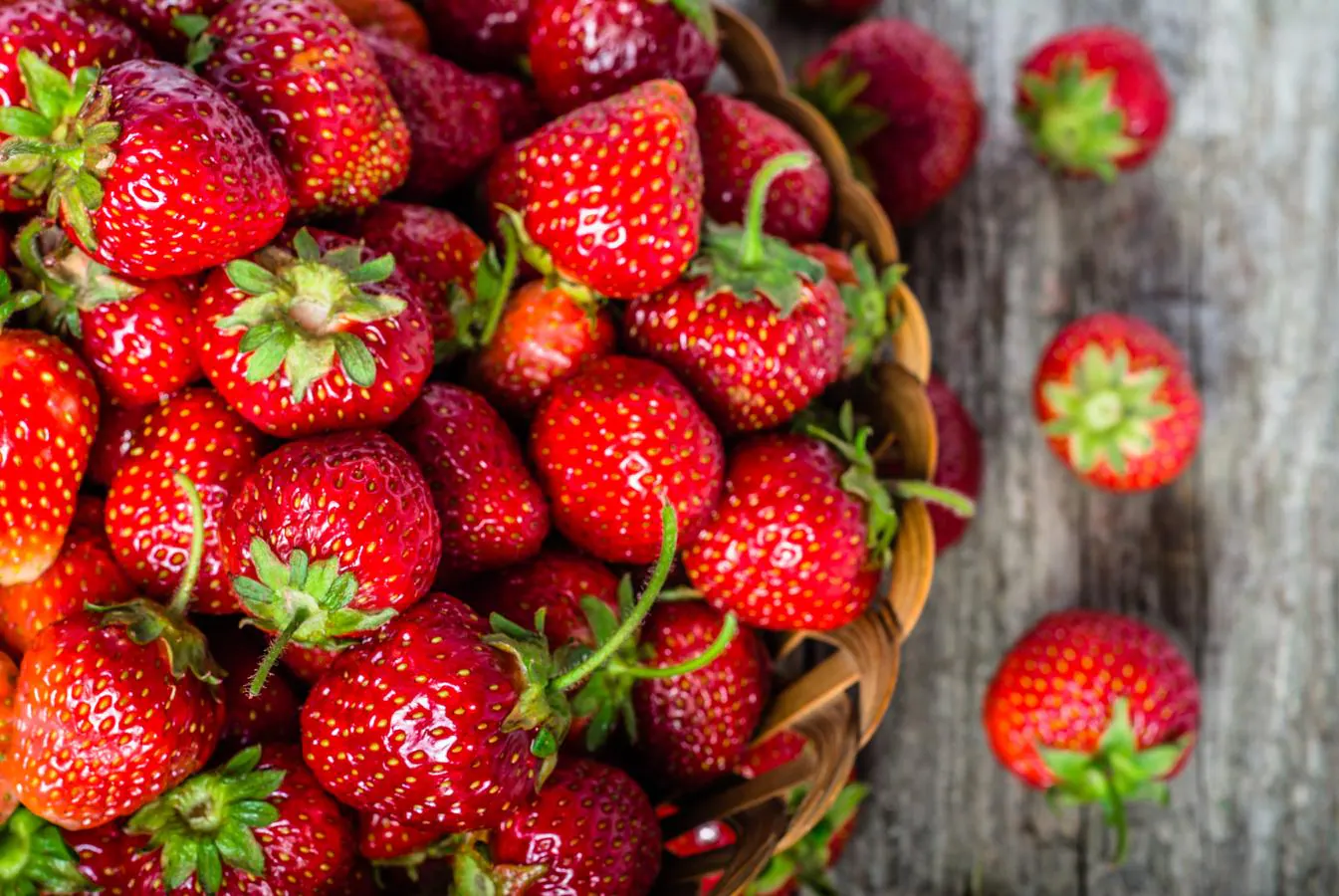 Las fresas, frutas con más vitamina C que la naranja. Este fruto rojo se encuentra en su máximo esplendor de marzo a mayo. Rica en antioxidantes (la mayor parte de ellos, en las semillas), fibra y minerales (potasio, magnesio y manganeso). Las <a href="https://www.abc.es/bienestar/alimentacion/abci-fresa-201909240903_noticia.html" target="_blank">fresas </a>aportan 60 mg de vitamina C por cada 100 gramos.