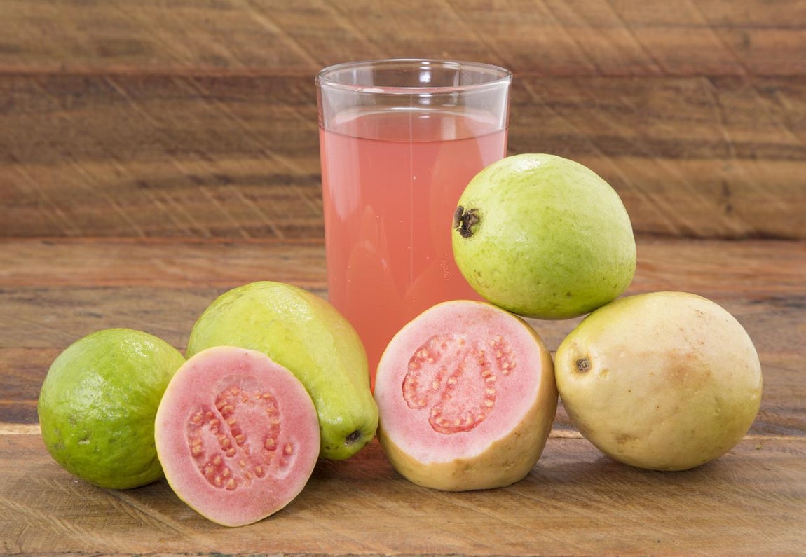 Guayaba, un fruto tropical con mucha vitamina C. La guayaba procede de las zonas tropicales de México, Perú, Brasil y Colombia, aunque en España también se cultiva en algunas zonas de Málaga y de Granada. Tiene un gustro agridulce y proporciona más vitamina C que la naranja y muchos más antioxidantes. Unos 100 gramos de guayaba aportan 228,3 mg de vitamina C o ácido ascórbico.