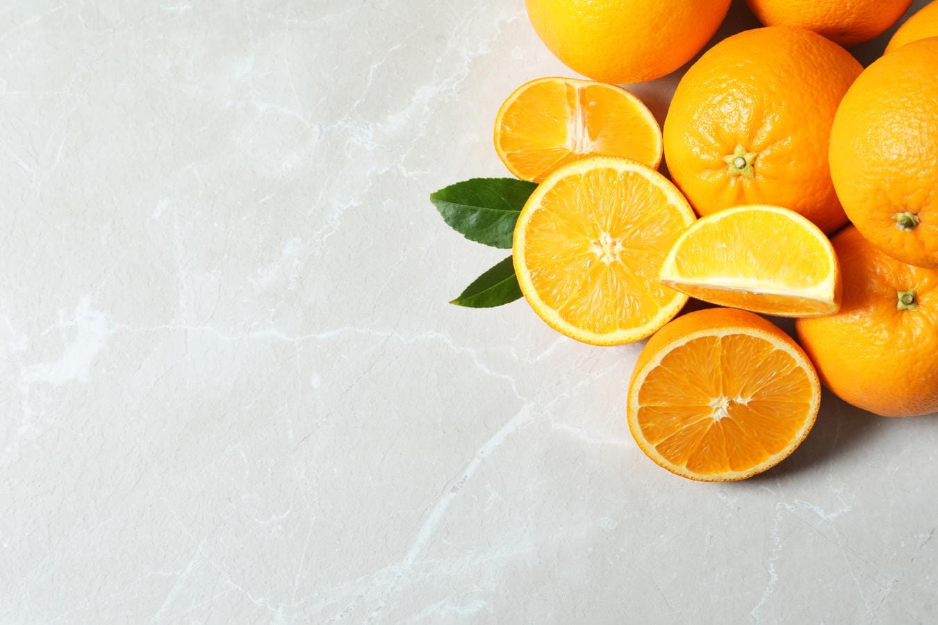 La naranja, la fruta que siempre se nombra cuando se habla de la vitamina C. Junto al brócoli o los arándanos, la naranja es uno de los alimentos más beneficiosos que lucha contra el envejecimiento celular y de la piel. Aporta unos 50 mg de vitamina C por cada 100 gramos.