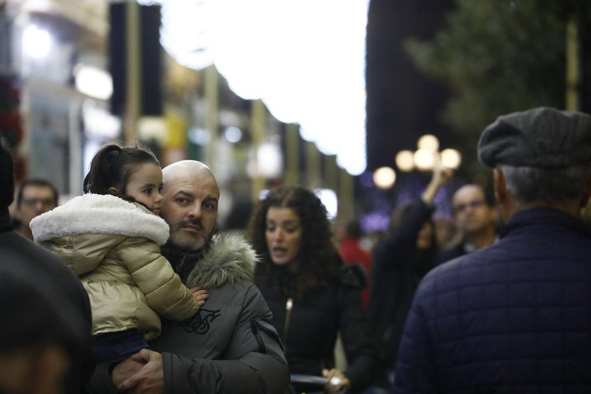 El alumbrado y el ambiente en las calles del Centro de Córdoba, en imágenes