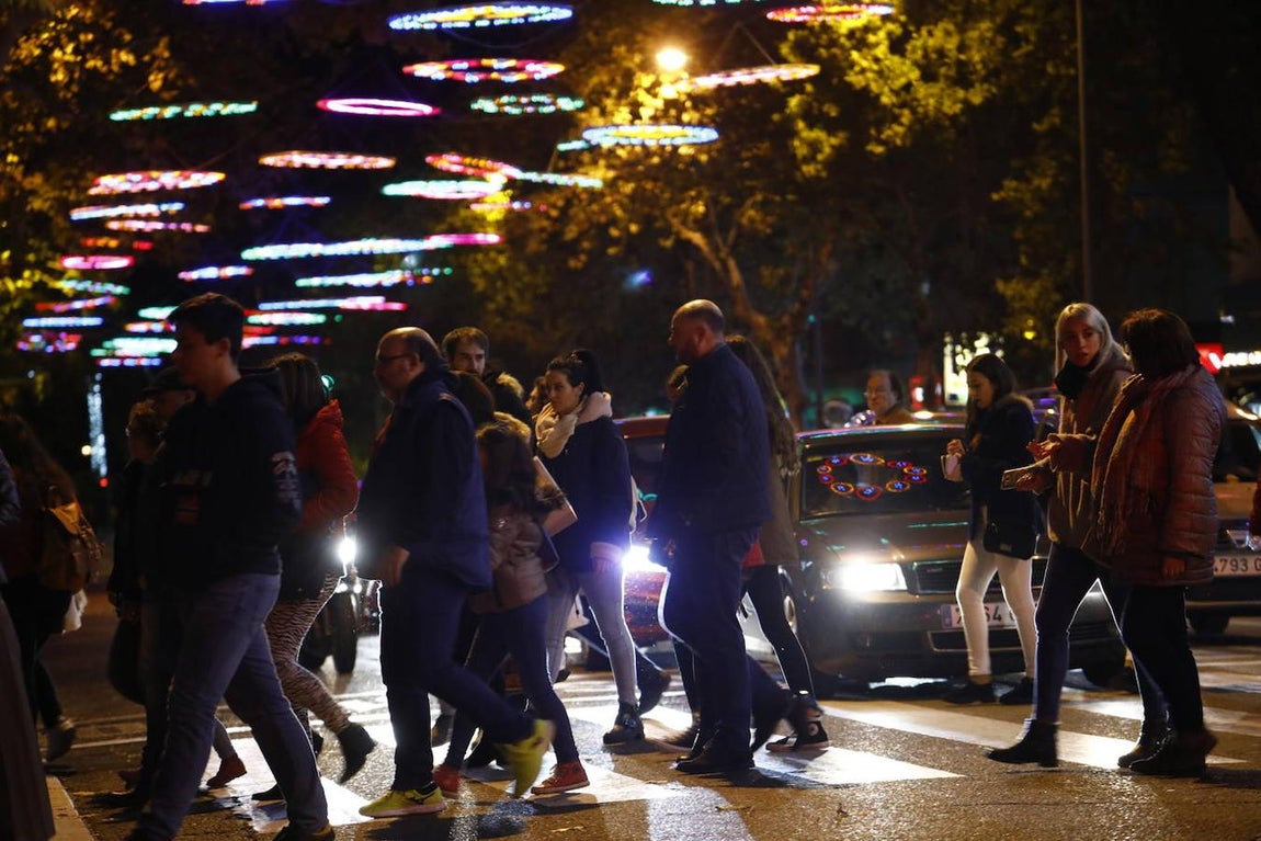 El alumbrado y el ambiente en las calles del Centro de Córdoba, en imágenes