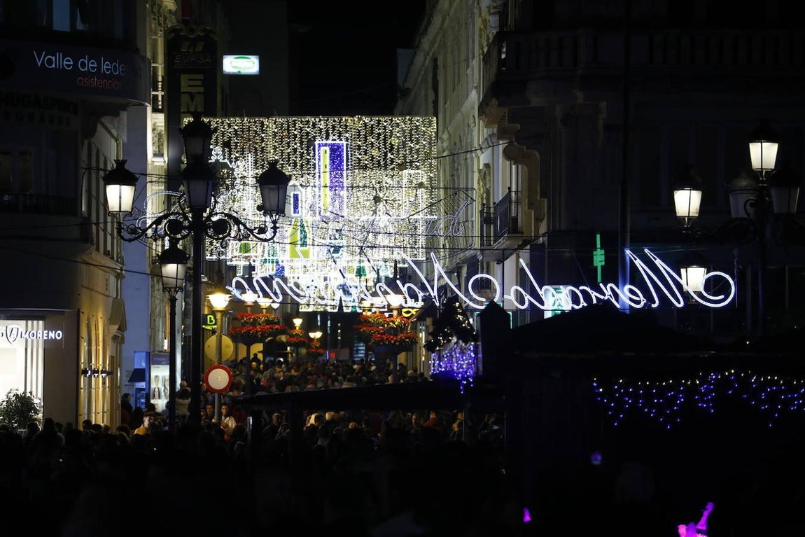 El alumbrado y el ambiente en las calles del Centro de Córdoba, en imágenes