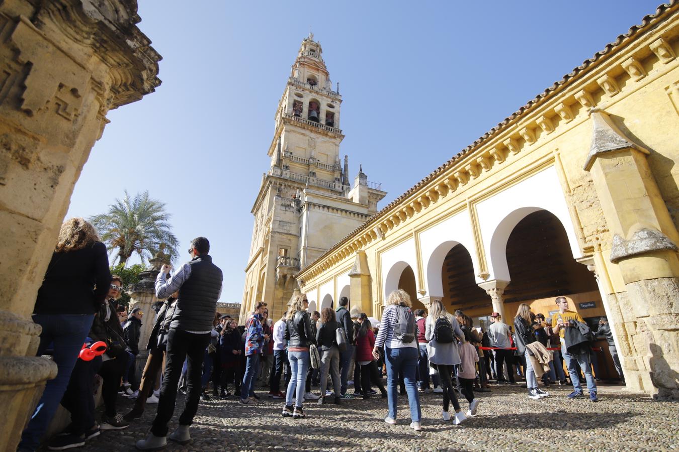 El ambiente turístico en Córdoba en el puente, en imágenes