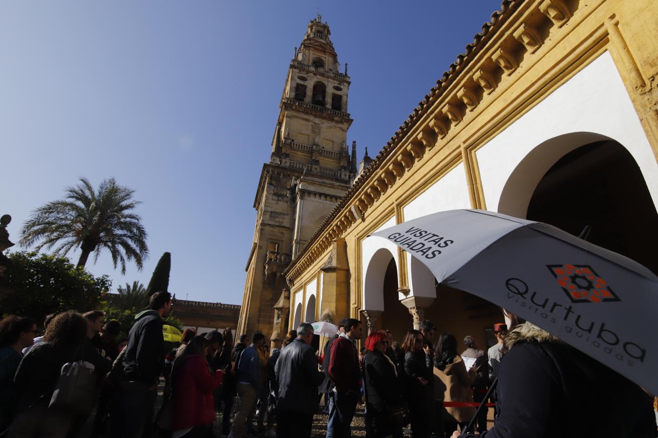 El ambiente turístico en Córdoba en el puente, en imágenes