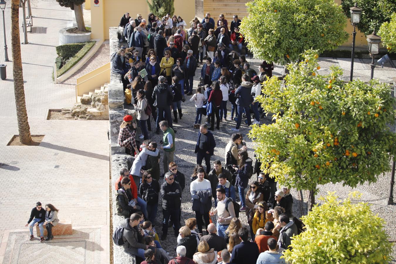 El ambiente turístico en Córdoba en el puente, en imágenes