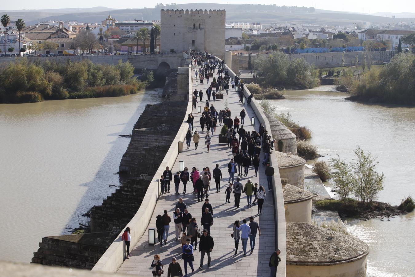 El ambiente turístico en Córdoba en el puente, en imágenes