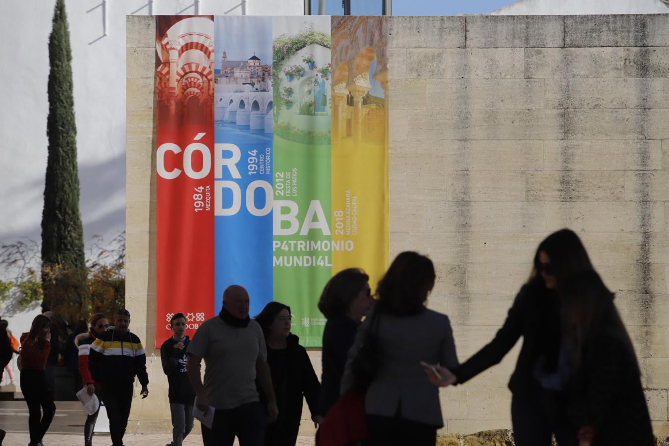 El ambiente turístico en Córdoba en el puente, en imágenes