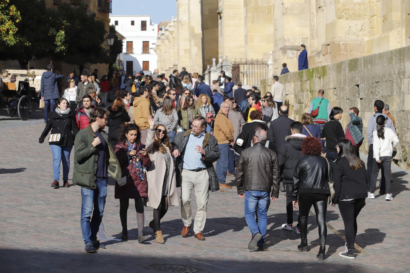 El ambiente turístico en Córdoba en el puente, en imágenes