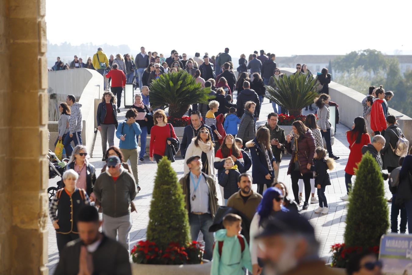 El ambiente turístico en Córdoba en el puente, en imágenes