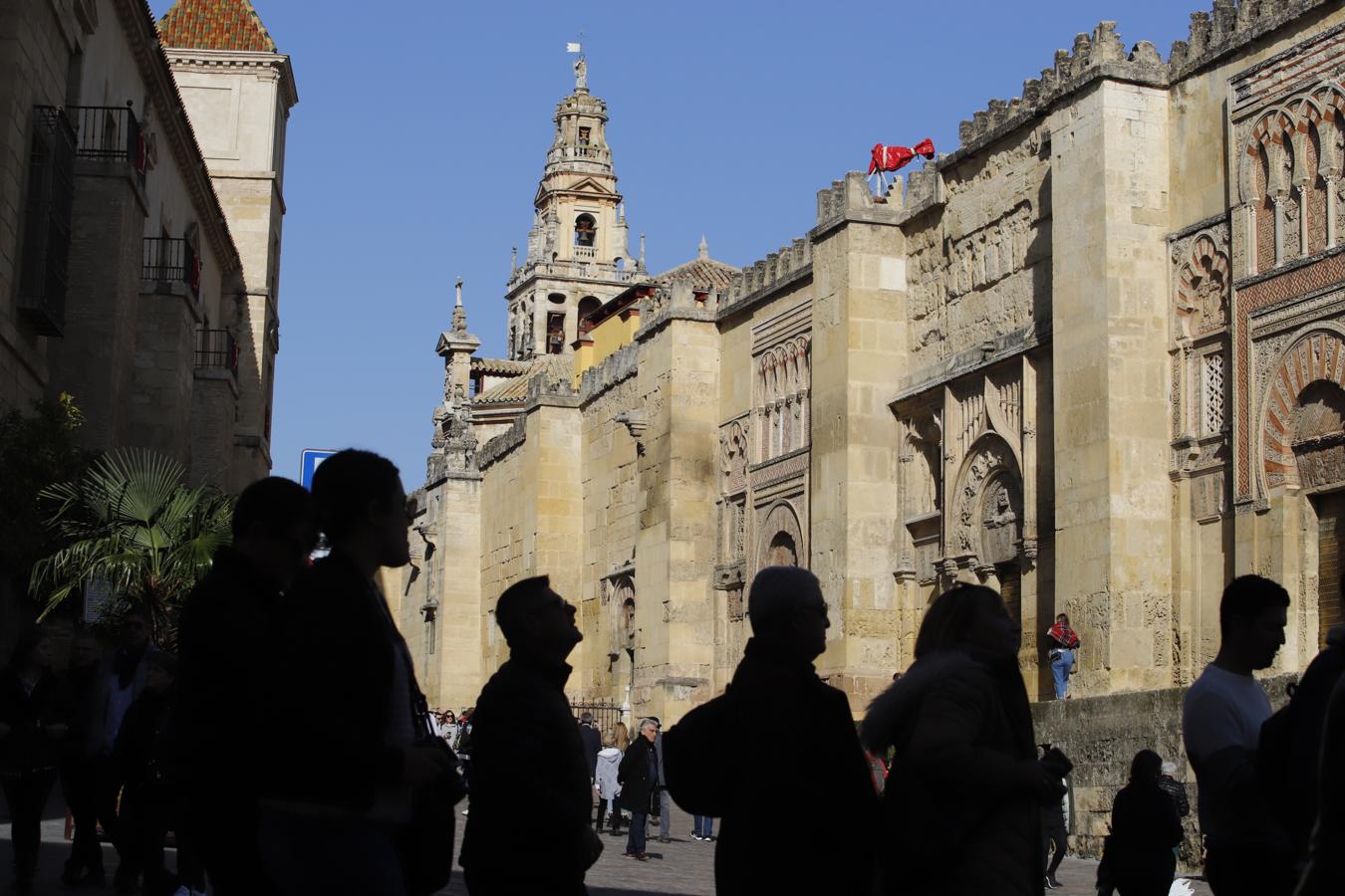 El ambiente turístico en Córdoba en el puente, en imágenes