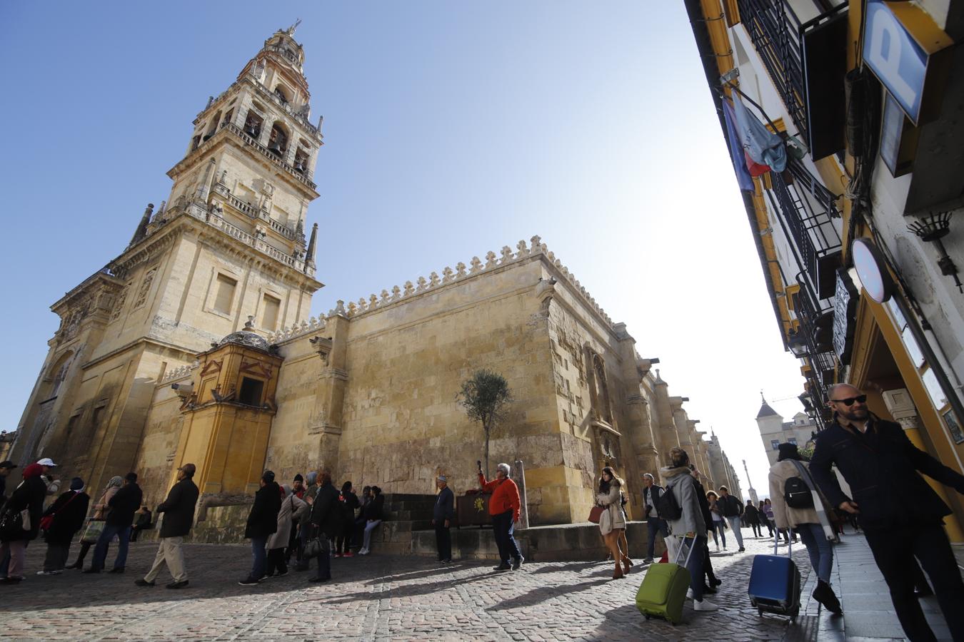 El ambiente turístico en Córdoba en el puente, en imágenes