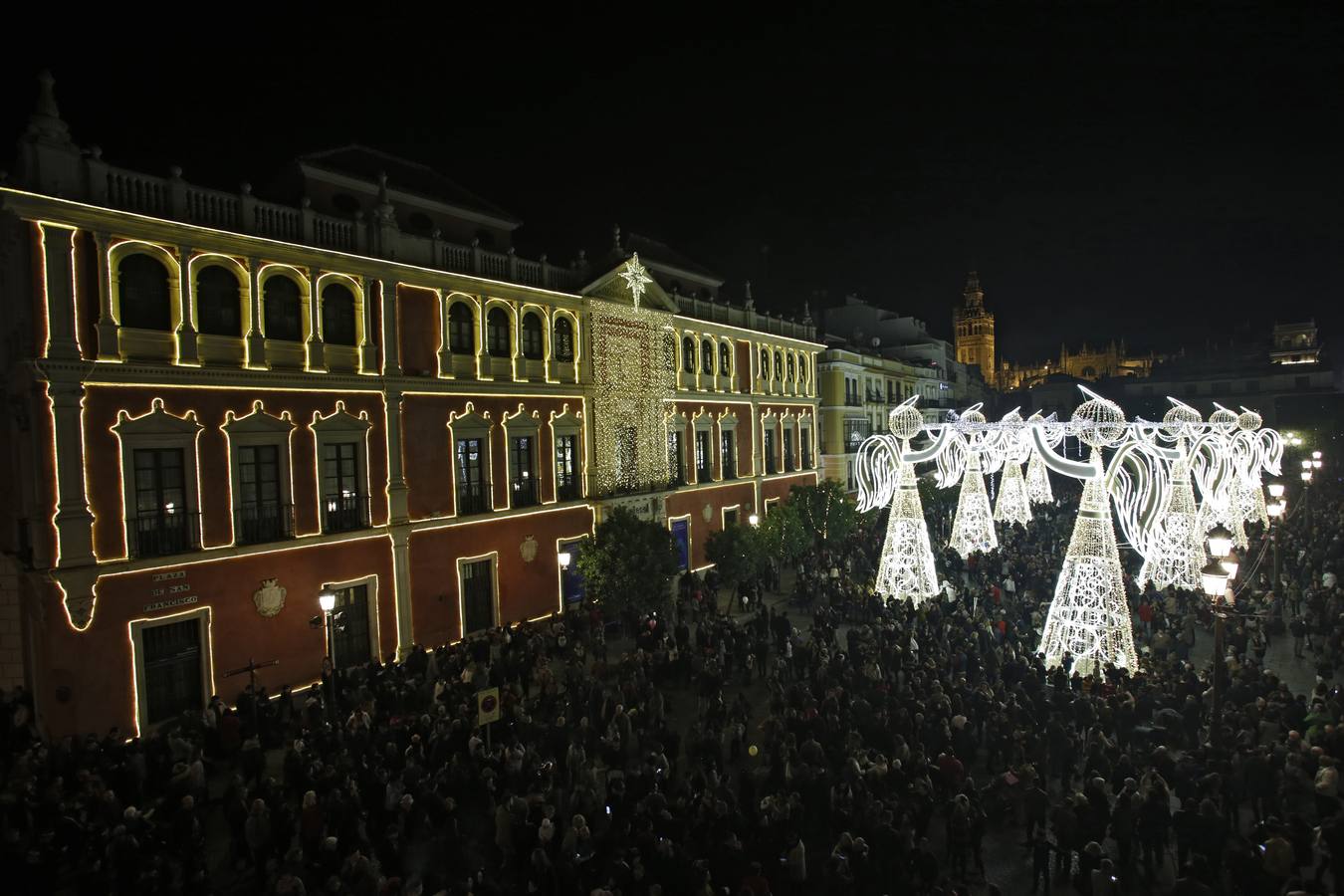 La Plaza de San Francisco se llena de ángeles de luz