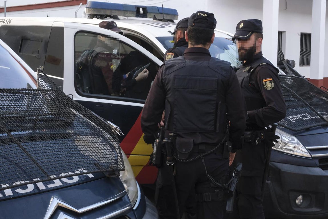 De patrulla con la Policía Nacional por Sanlúcar. Objetivo: mantener el control