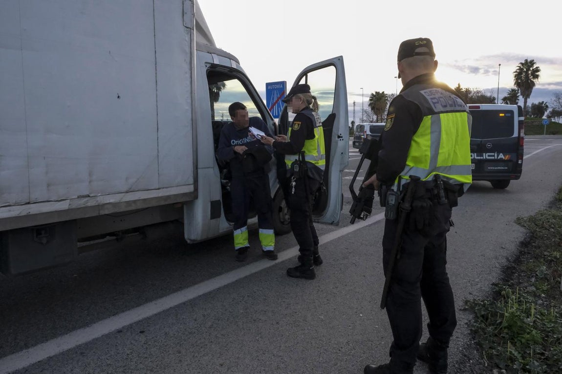 De patrulla con la Policía Nacional por Sanlúcar. Objetivo: mantener el control