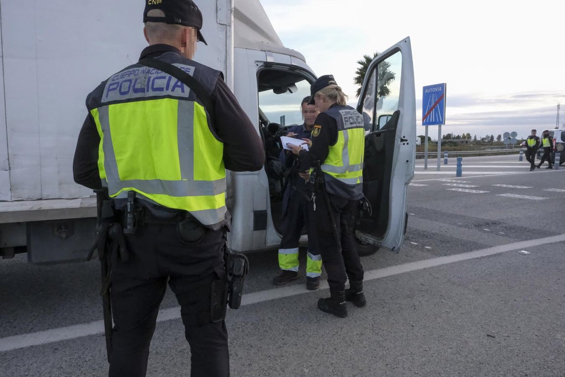 De patrulla con la Policía Nacional por Sanlúcar. Objetivo: mantener el control