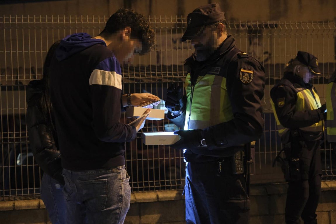 De patrulla con la Policía Nacional por Sanlúcar. Objetivo: mantener el control