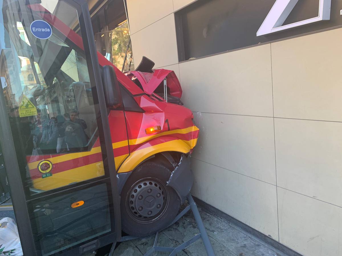 Varios heridos en el accidente de un minibús en el centro de Sevilla