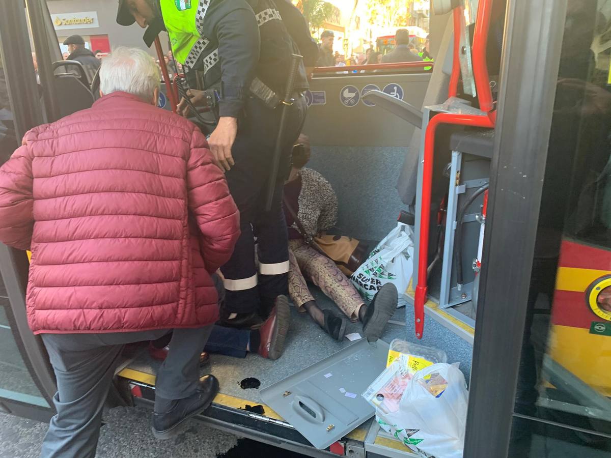 Varios heridos en el accidente de un minibús en el centro de Sevilla