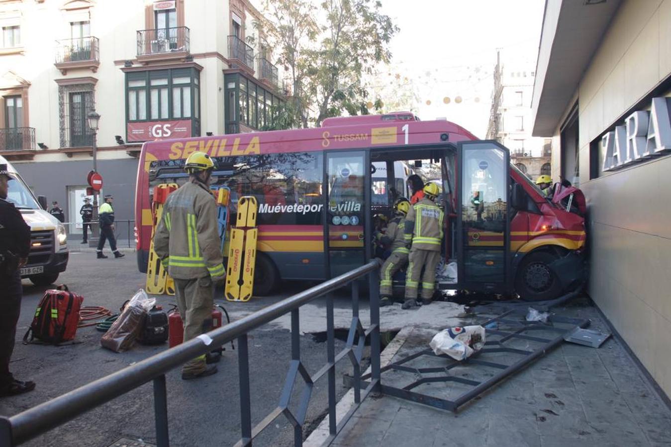 Varios heridos en el accidente de un minibús en el centro de Sevilla