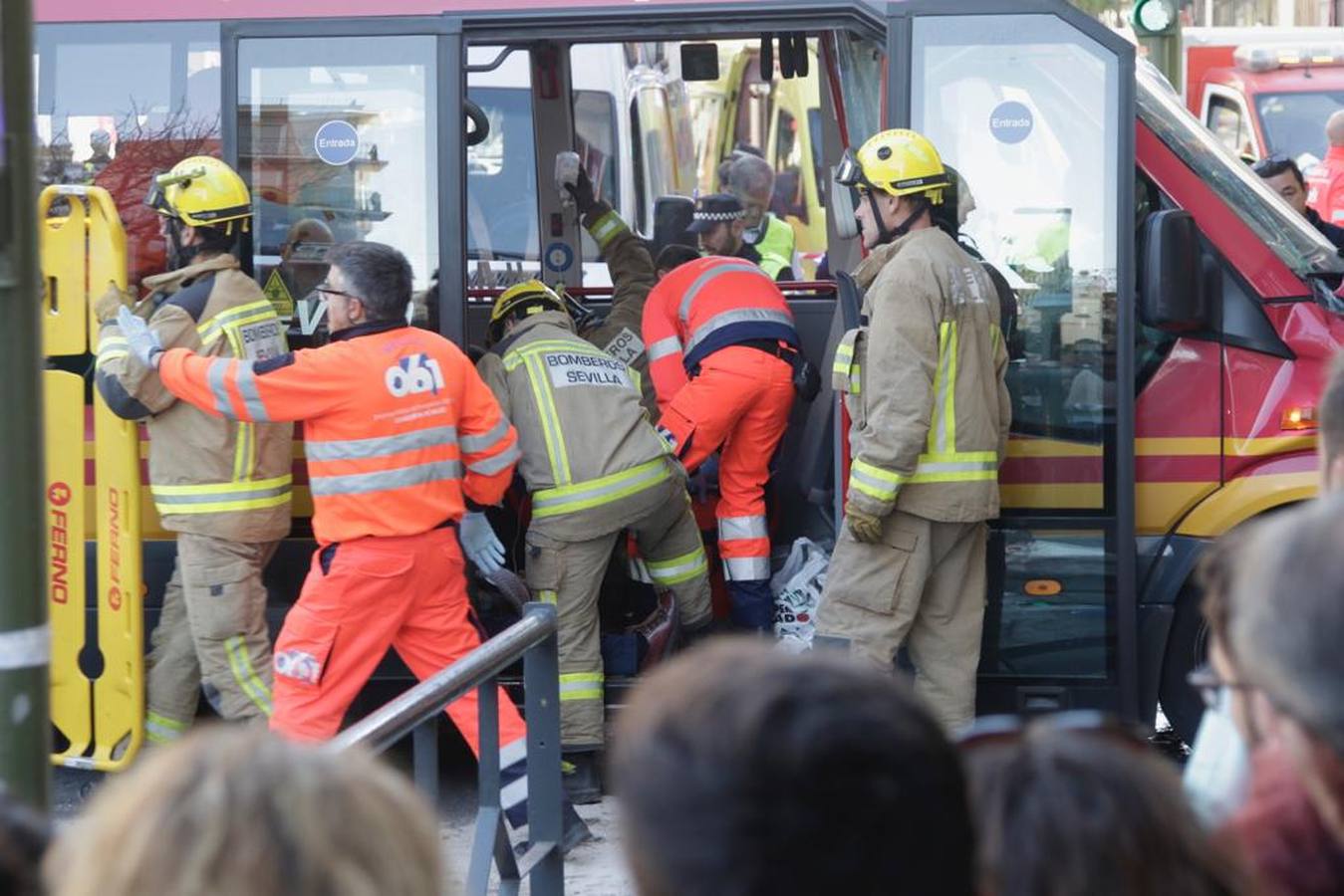 Varios heridos en el accidente de un minibús en el centro de Sevilla