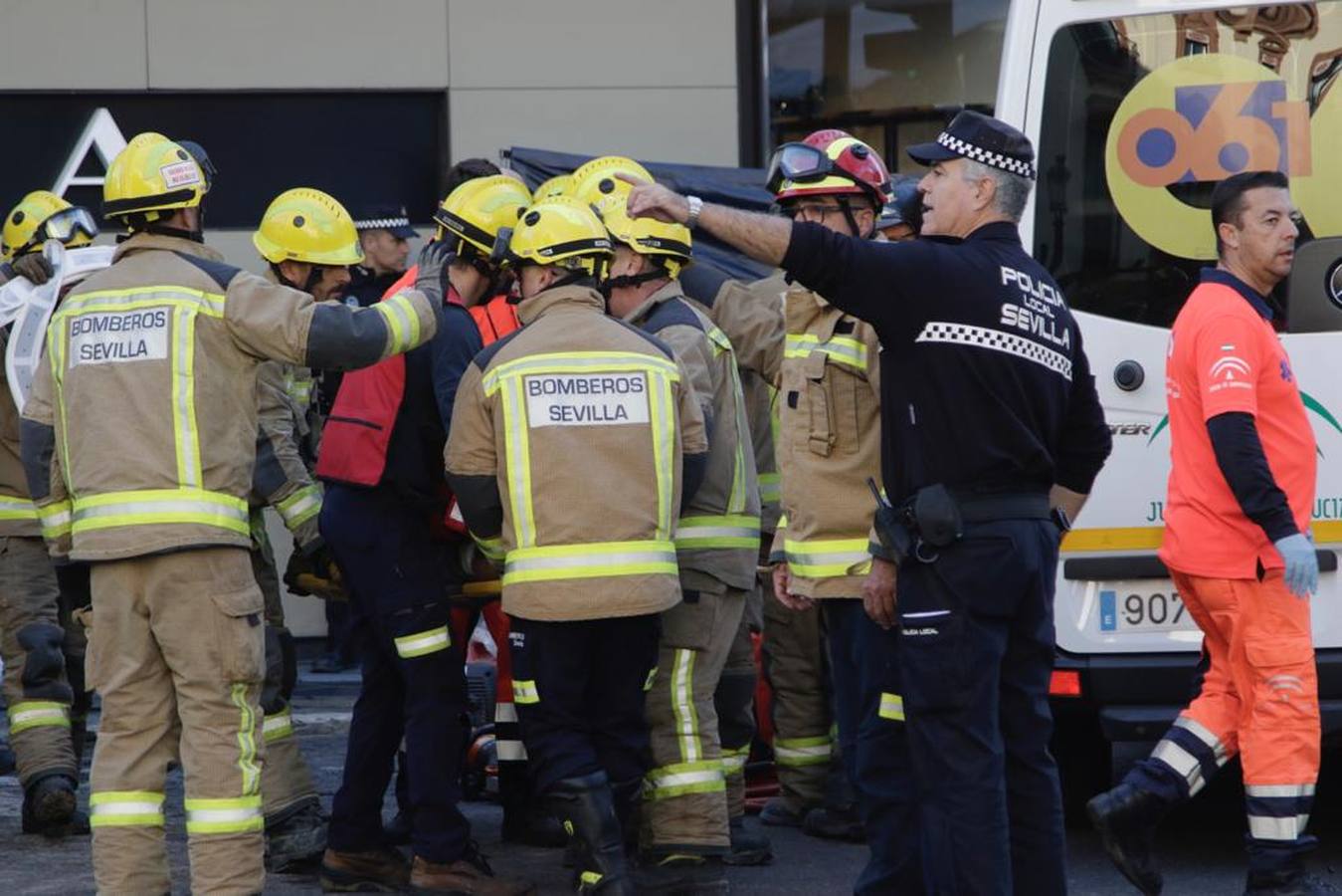 Varios heridos en el accidente de un minibús en el centro de Sevilla