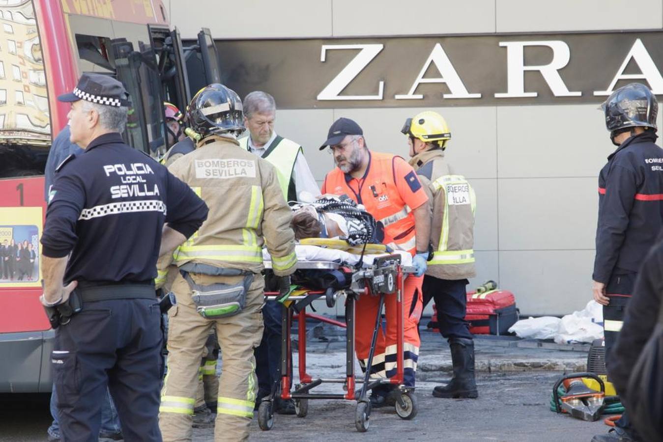 Varios heridos en el accidente de un minibús en el centro de Sevilla