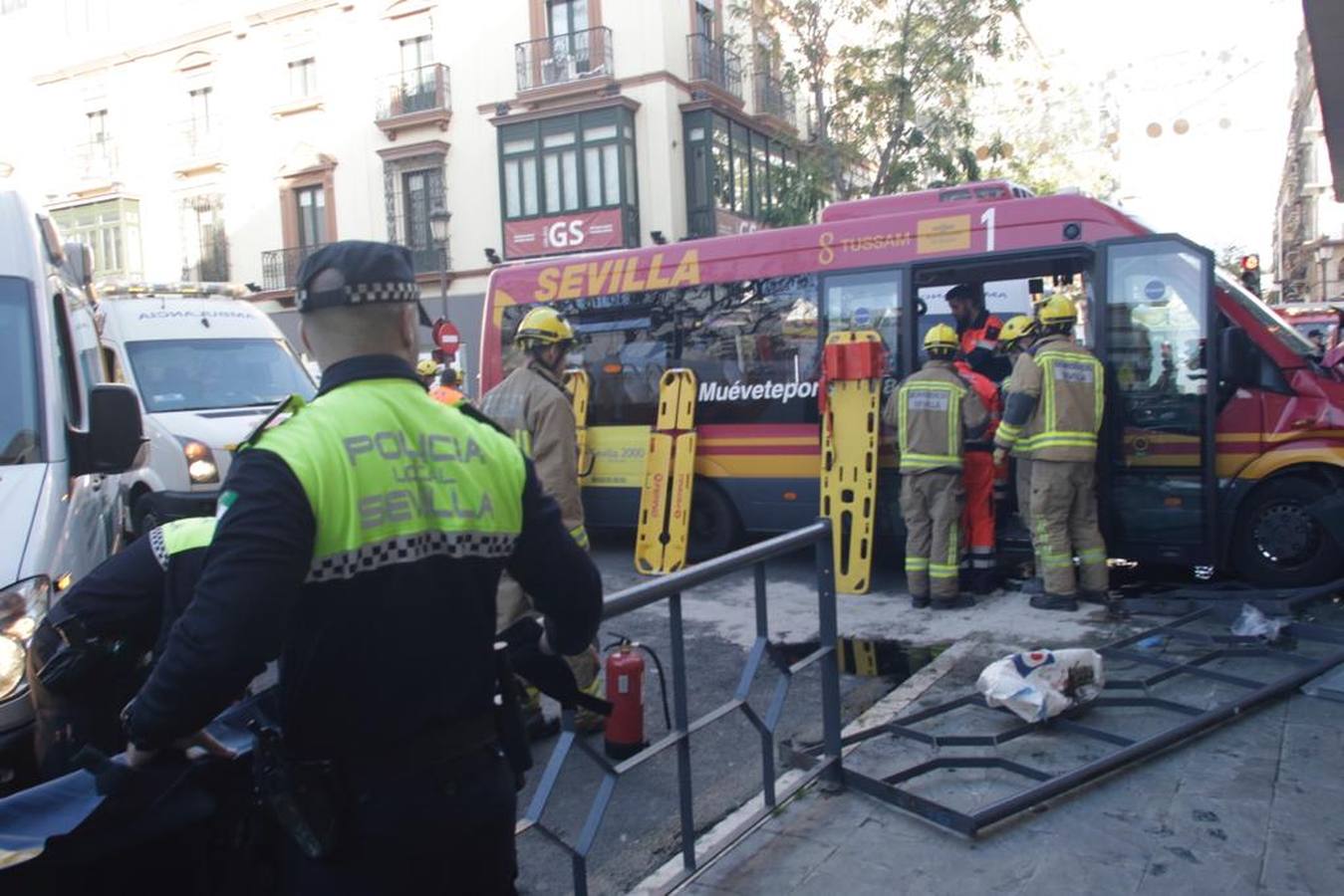 Varios heridos en el accidente de un minibús en el centro de Sevilla