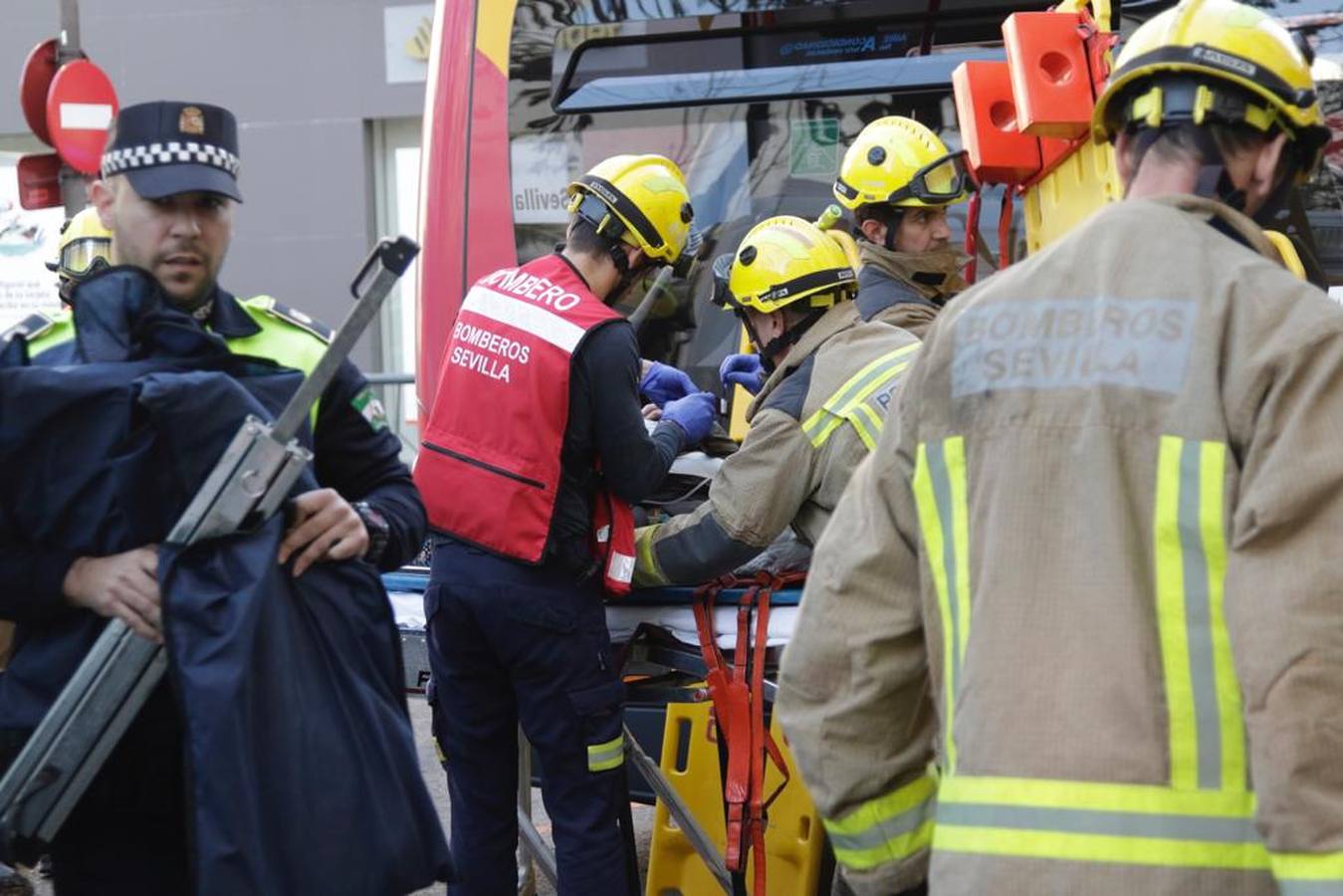 Varios heridos en el accidente de un minibús en el centro de Sevilla