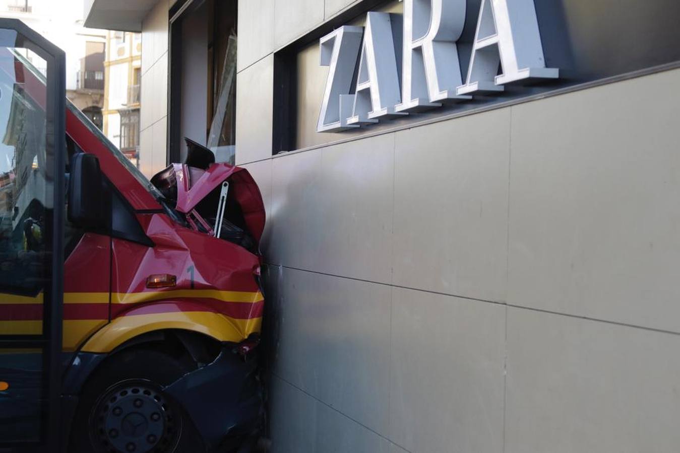 Varios heridos en el accidente de un minibús en el centro de Sevilla