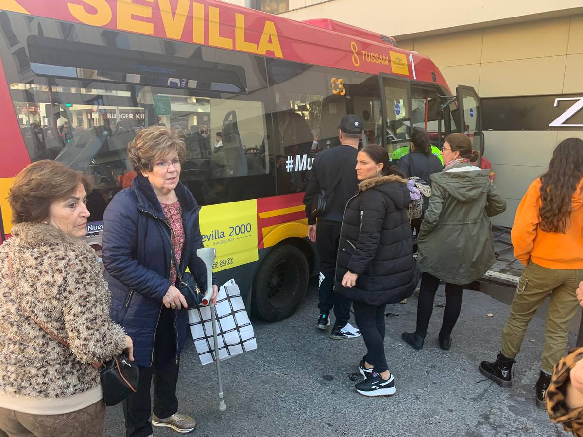 Varios heridos en el accidente de un minibús en el centro de Sevilla