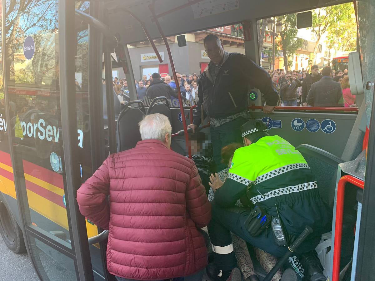 Varios heridos en el accidente de un minibús en el centro de Sevilla