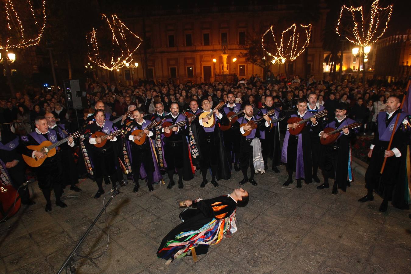 Los tunos cantan a la Inmaculada Concepción