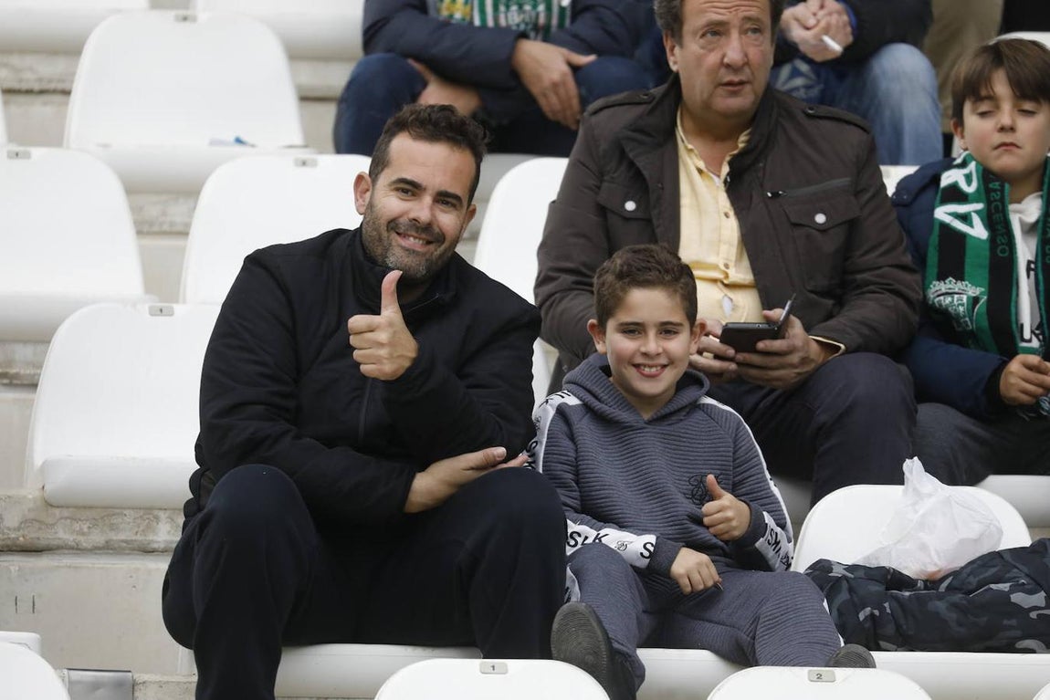 El ambiente en las gradas del Córdoba-Atlético Sanluqueño, en imágenes
