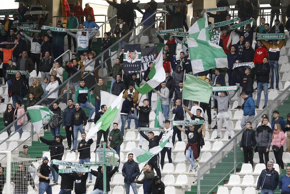 El ambiente en las gradas del Córdoba-Atlético Sanluqueño, en imágenes