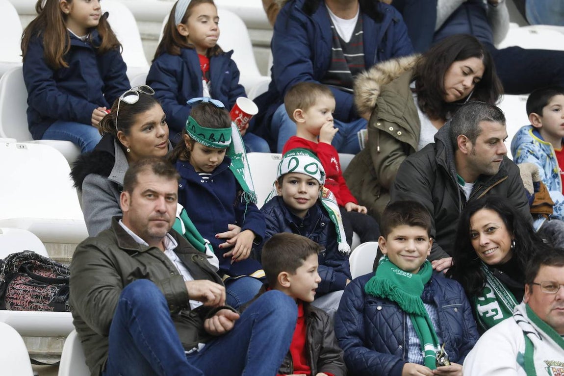 El ambiente en las gradas del Córdoba-Atlético Sanluqueño, en imágenes