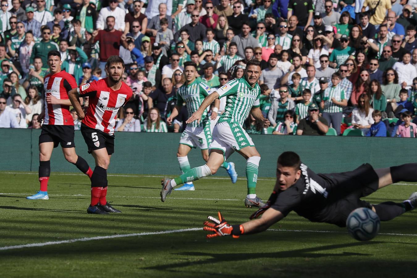 En imágenes, la victoria del Betis frente al Athletic en el Villamarín