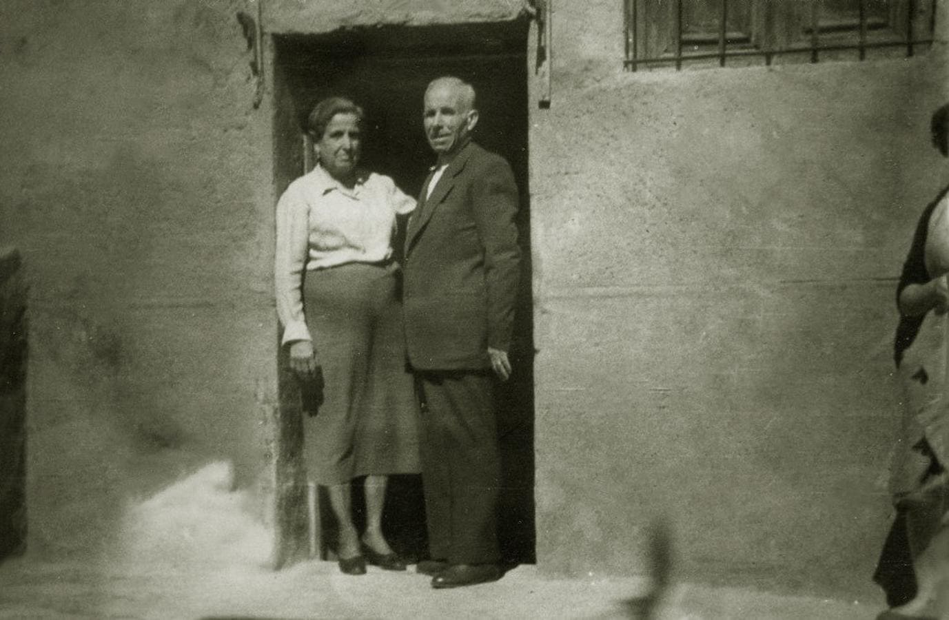 Mariano Brasal y su mujer, Francisca, en la puerta de la panadería. 