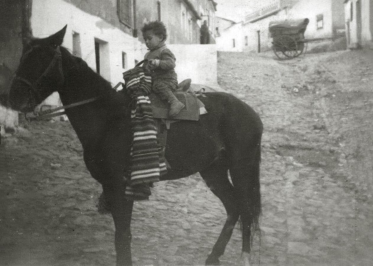 Mariano Brasal, nieto del fundador, a lomos de un caballo con el que se repartía el pan en el barrio de Covachuelas. 