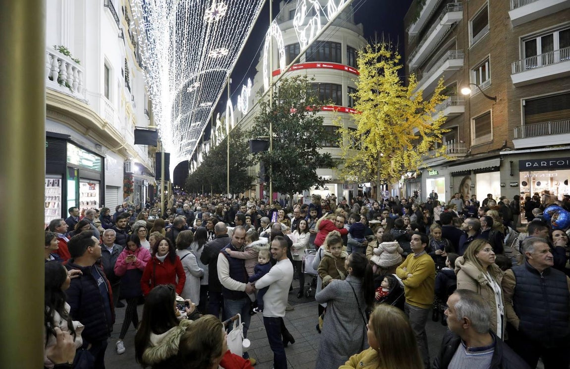 El lunes festivo bajo las luces de la Navidad en Córdoba, en imágenes