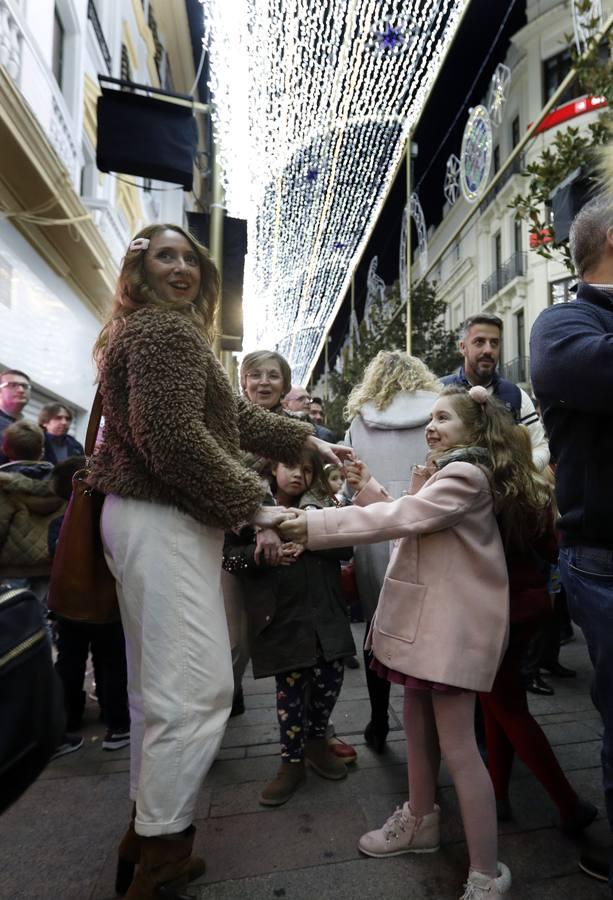 El lunes festivo bajo las luces de la Navidad en Córdoba, en imágenes