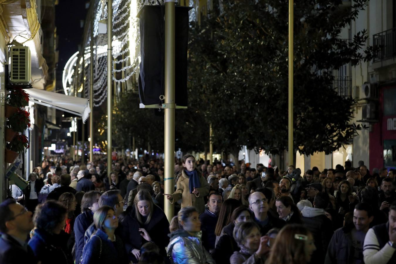 El lunes festivo bajo las luces de la Navidad en Córdoba, en imágenes