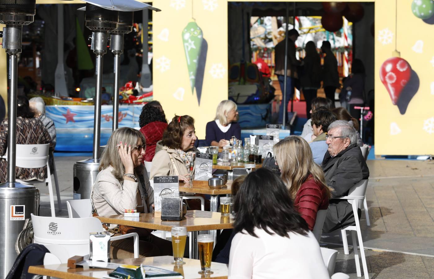 El lunes festivo bajo las luces de la Navidad en Córdoba, en imágenes