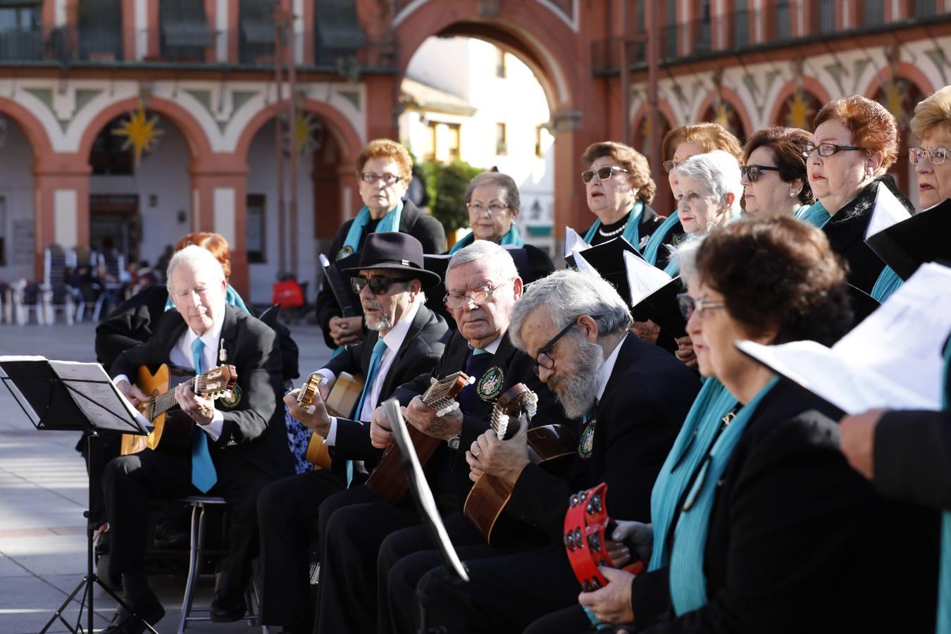 El lunes festivo bajo las luces de la Navidad en Córdoba, en imágenes