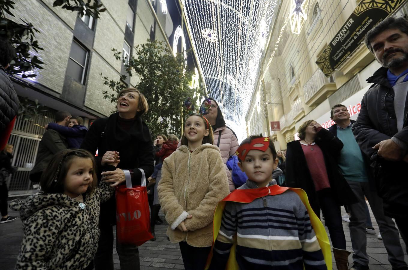 El lunes festivo bajo las luces de la Navidad en Córdoba, en imágenes