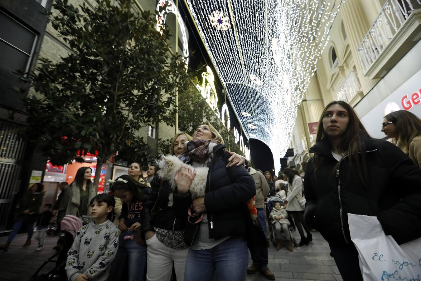 El lunes festivo bajo las luces de la Navidad en Córdoba, en imágenes