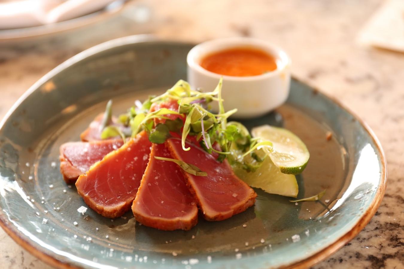 Atún. Este alimento que se ha puesto de moda en los «poke bowls» tiene un contenido en proteínas de 23 gramos por 100 gramos de porción comestible de atún crudo.